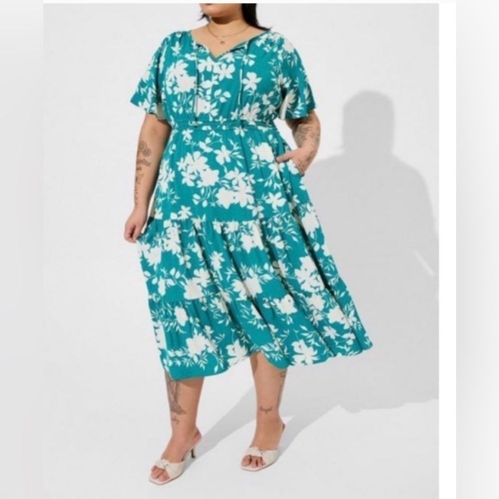 NWT Torrid Tea Length Studio Crepe De
Chine Floral Tiered Dress Size: 4 4X 26